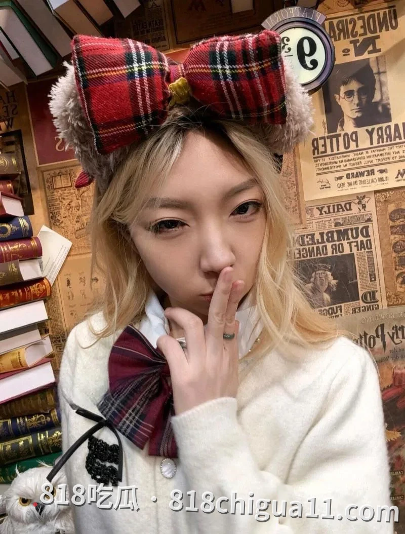哈尔滨少妇杨馨淑与男人私密性爱视频曝光!穿着红色格纹毛衣搭配白色蝴蝶结,对镜后入大奶子被死死抓住把玩,大鸡巴猛操到大腿发软。