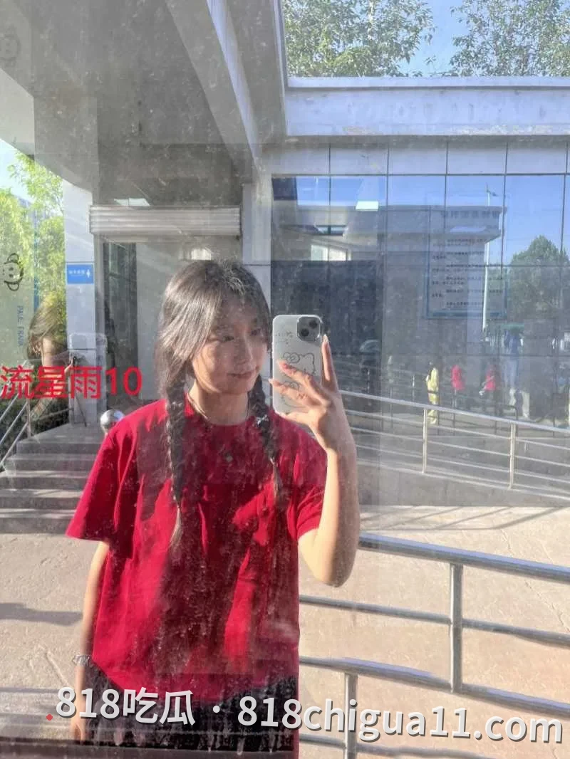 清纯校园女神钟妹叶私密视频被前男友曝光！母狗抓着粗壮肉棒后立即化身痴女，跪地含住并做出各种骚浪表情，让人难以相信这么饥渴。