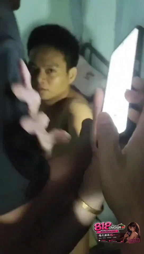 出轨抓奸现场!原配带人撞开房门现场抓奸!男的死死护着小三,激烈对峙辱骂拉扯,场面一度彻底失控!