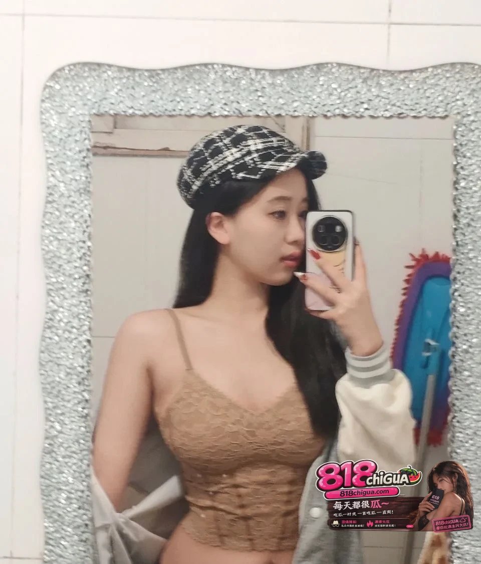 厦门大学翘臀妹樊娜白天甜美戴帽自拍晚上酒店黑丝吊带跪趴翘臀被猛干骑乘抽插索取无度!