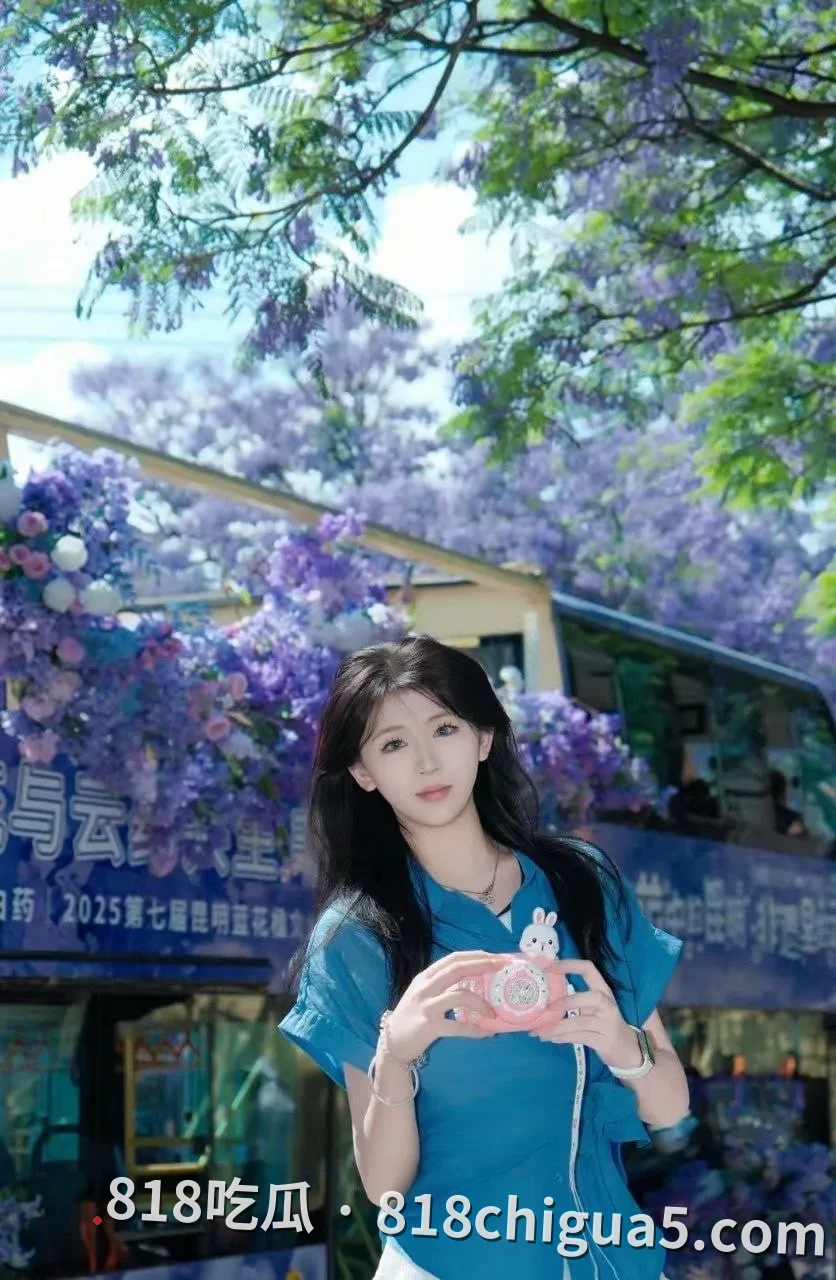 杭州性感反差萌妹子杨雅萍性爱视频曝光!樱桃小嘴艰难吞吐阳具险些窒息,黑色丝袜包裹修长玉腿摆出魅惑姿势挨操,主动张开粉嫩骚穴引诱肉棒插入。