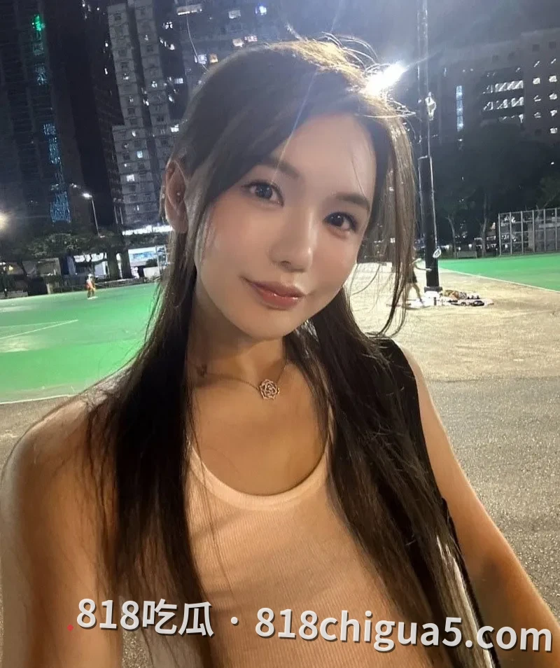 人气高颜值博主李伊奈与男友在酒店性爱视频泄密!进行多种姿势挨操角度拍摄,小骚穴被干到高潮抽搐,浪荡淫叫声低沉迷人。