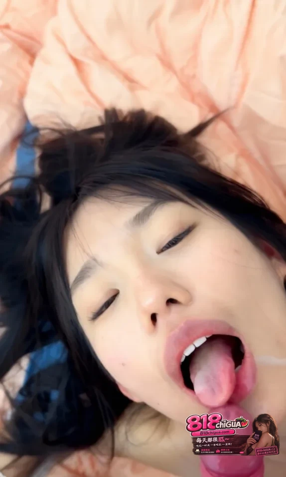 凤凰古城酒店实拍极品反差婊前女友邓妤茜黑蕾丝眼罩白绑带上衣躺床浪叫男友手指深喉猛干红内裤特写
