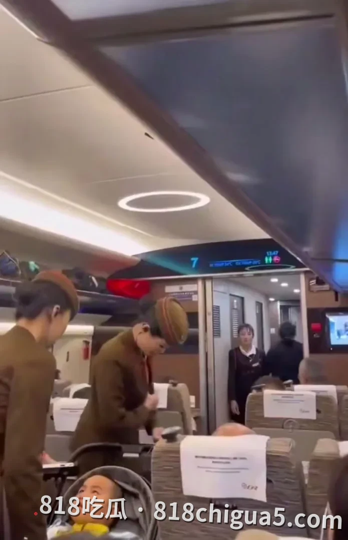 高铁G72女子推婴儿车堵过道20分钟!孩子“要休息”不让下车,乘客硬要过道她甩包扔狠话:“碰坏你们赔得起吗?”正脸曝光引热议:宝妈理解还是恶劣?