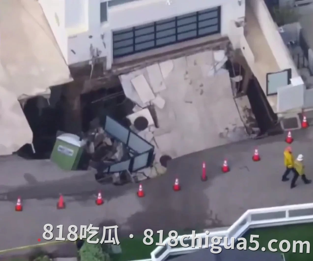 物理意义上的“塌房”！尼古拉斯·凯奇加州豪宅惊现巨型天坑，车道遭海水吞噬