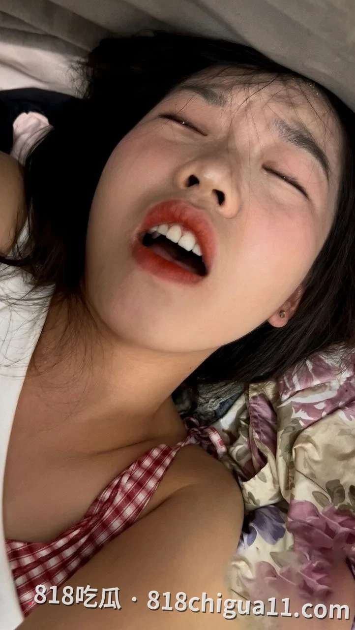 湖南株洲的丰满大奶少妇陈玲长期欲求不满,按捺不住内心饥渴,主动跑去约炮,身穿紧身旗袍把肥美大屁股高高撅起,任由对方从后面猛烈后入抽插。