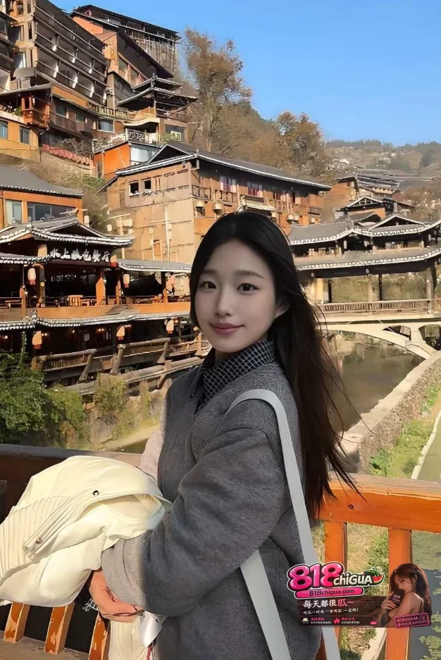 凤凰古城酒店实拍极品反差婊前女友邓妤茜黑蕾丝眼罩白绑带上衣躺床浪叫男友手指深喉猛干红内裤特写