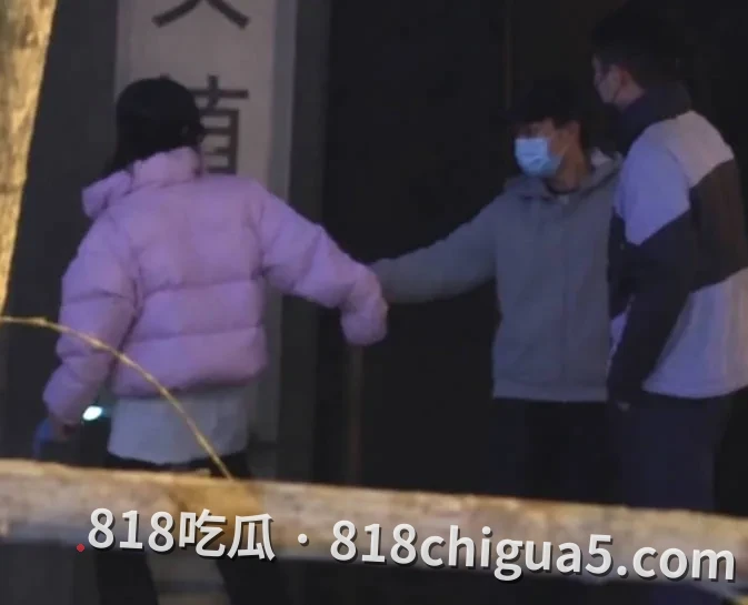 刘大锤在爆猛料!郭麒麟深夜约见女星蒋依依,街头热吻拥抱一同回家,疑似不雅视频流出震惊全网!