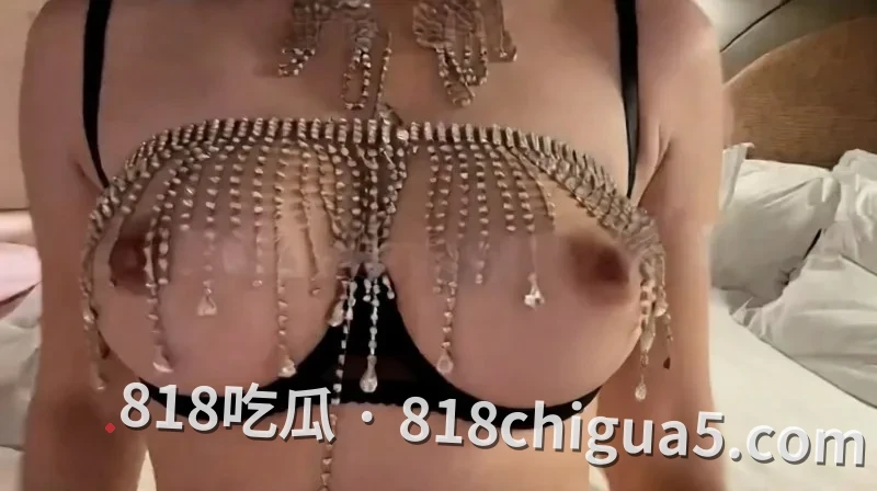 退役抖音巨乳网红琰十一线下福利 《闪亮装约见线下粉丝》，情趣内衣十分诱惑，粉丝连续内射多次