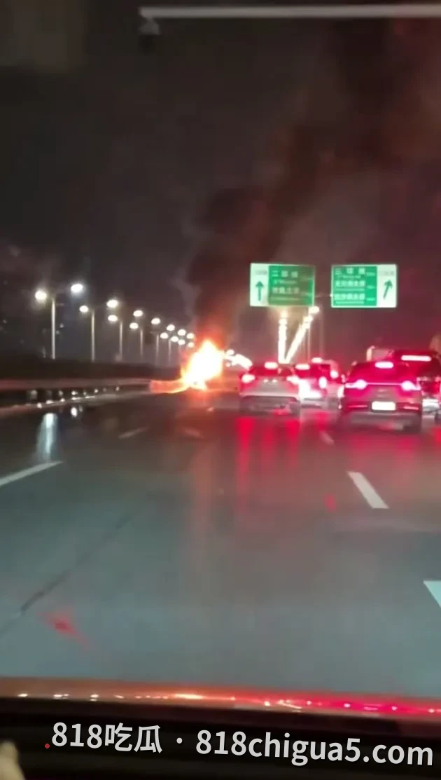 深夜惊魂！网传武汉岱黄高速府河大桥段突发严重车祸：车辆起火燃成空壳，安全驾驶警钟长鸣