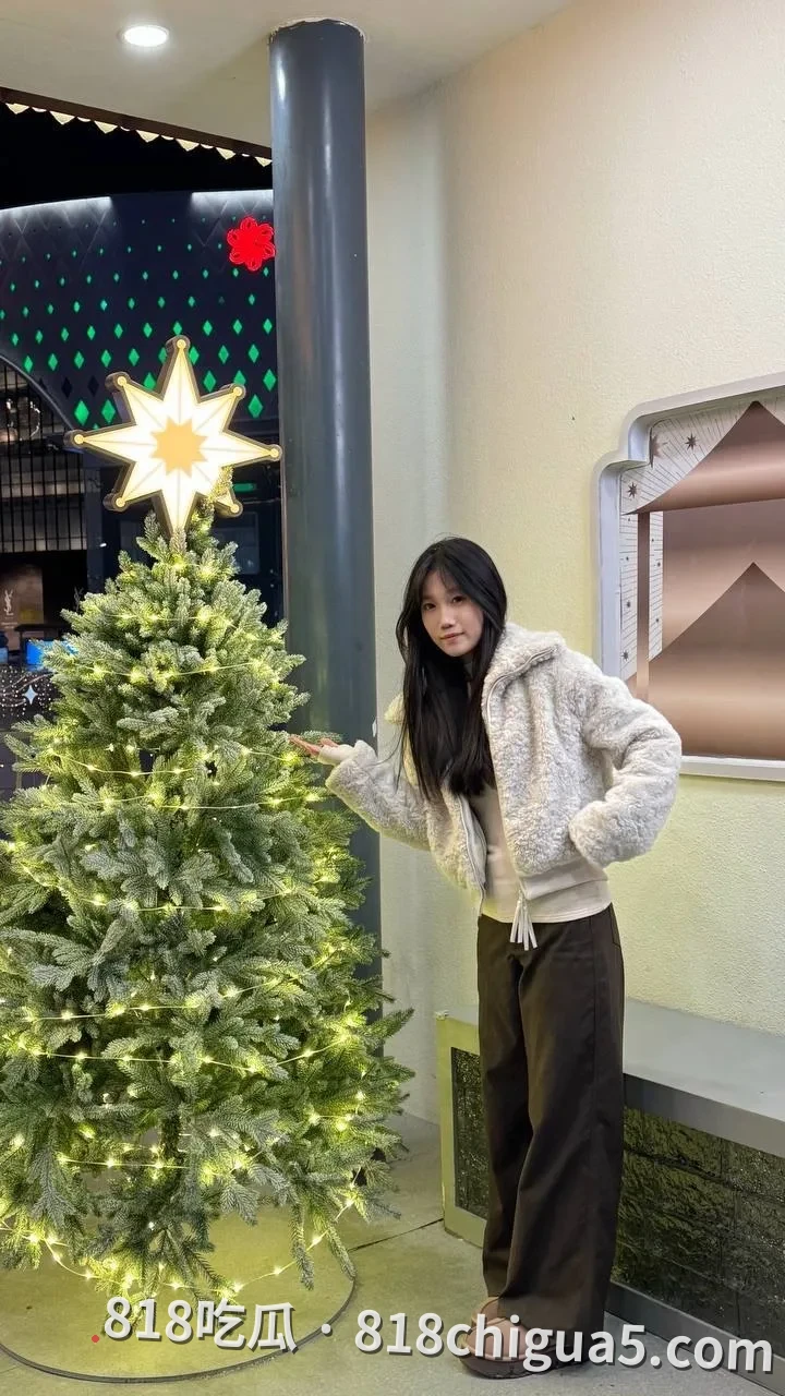 抖音小网红何美玲第一视角露脸约炮金主视频！性欲强烈难以抑制，骚穴接触到大屌就流水，大力猛操骚逼还自称自己是小母狗。