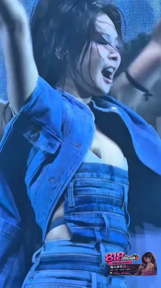 韩国BLACKPINK女团成员 金珍妮 音乐节走光全网疯传! “真空上阵”卖力舞蹈,衣服滑落乳头乍现引发热议。