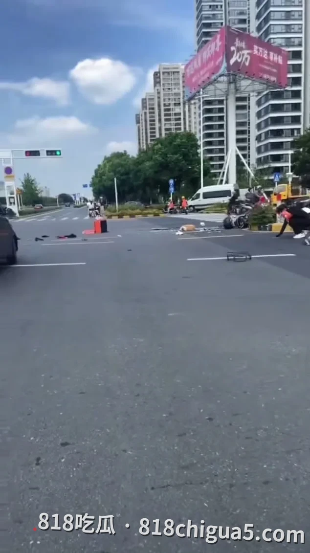 金坛金武快速路入口惨剧:醉驾男撞上外卖小哥,评论区直呼“可怜”!一死两伤。