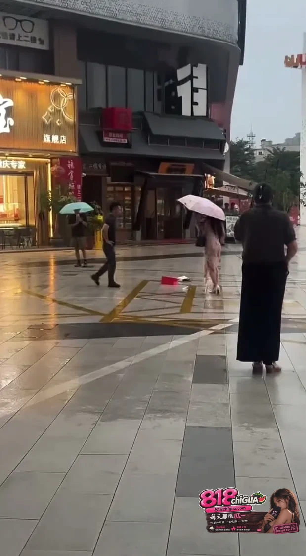 “我还不如你养的一条狗!”街头男子被妻子逼疯咆哮:我穿3年破袜子,你买万元包嫌我没用!