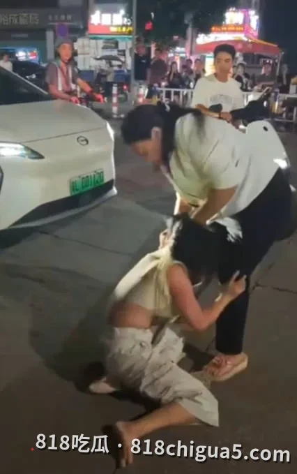 广东河源街头上演抓奸现场，原配当街撕衣暴打第三者，小三巨乳尽露清晰可见成全街围观焦点！