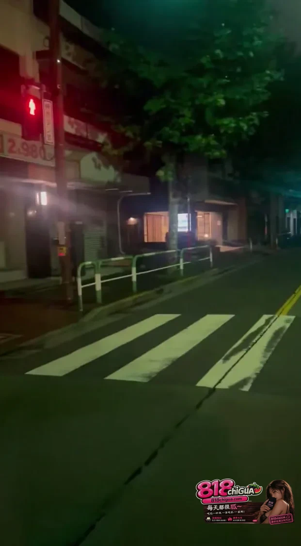 不夜城的惊魂一幕:东京歌舞伎町定点直播中,突如其来的紧急地震速报刺破深夜