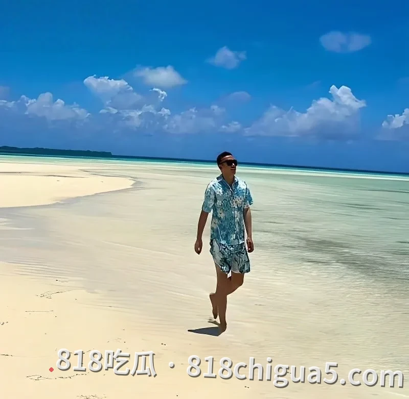 抖音网红英子直播怒撕前男友温枪枪 拿着原配的钱与女粉丝酒店打炮 母狗在床上吃鸡吧视惨遭曝光