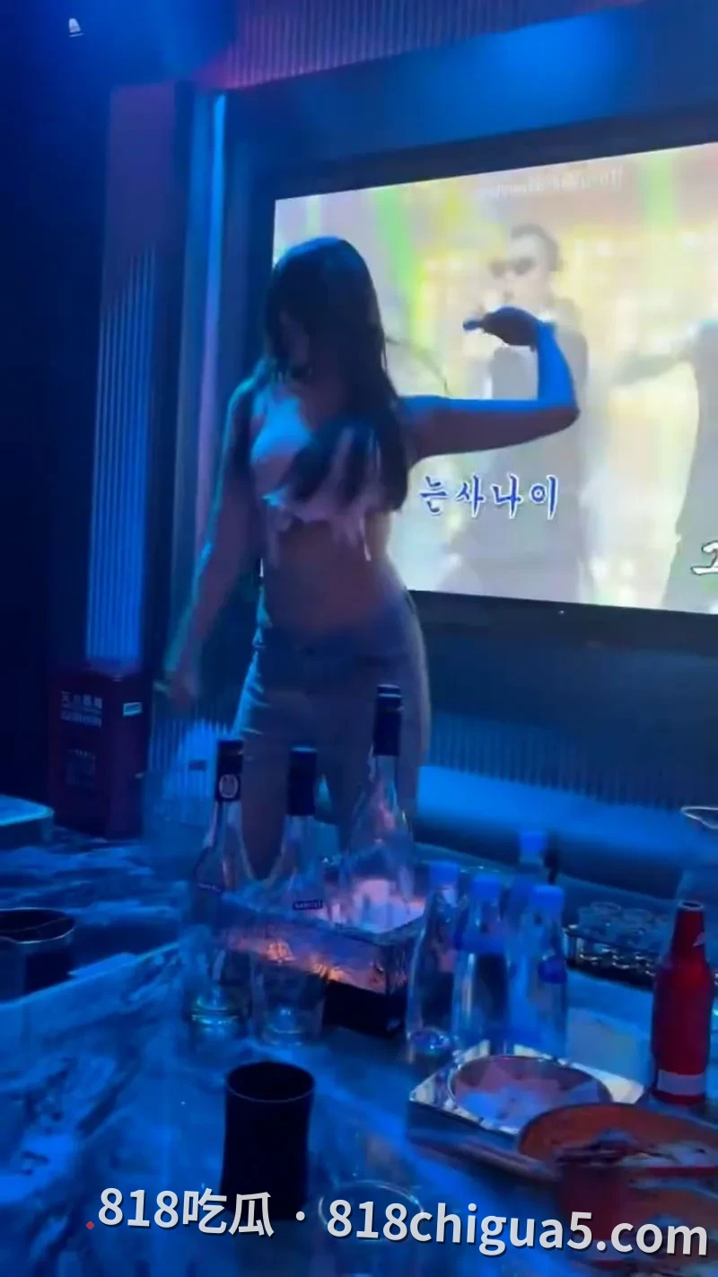 辽宁沈阳商K多名骚逼激情热舞勾引 巨乳翘臀在灯光下格外亮眼 主动上身撩骚老板的大屌