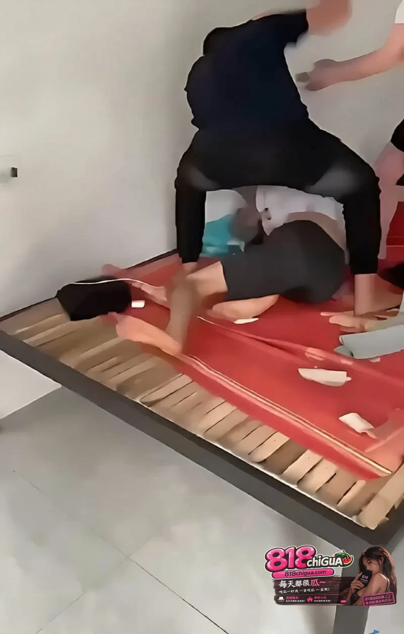 抓奸吃瓜 原配冲进卧室大逼兜暴打 奸夫淫妇打得晕头转向啪啪响