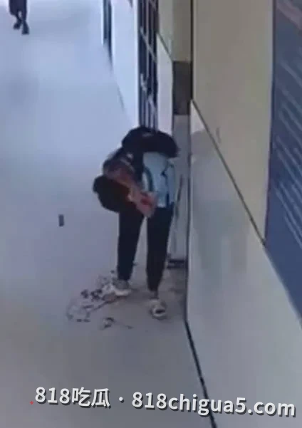 越南胡志明市ThạnhAn乡一所中学突发持刀伤人事件!15岁男孩校园袭击大开杀戒,导致多名同学重伤!网传为完成“系统任务”引发关注!