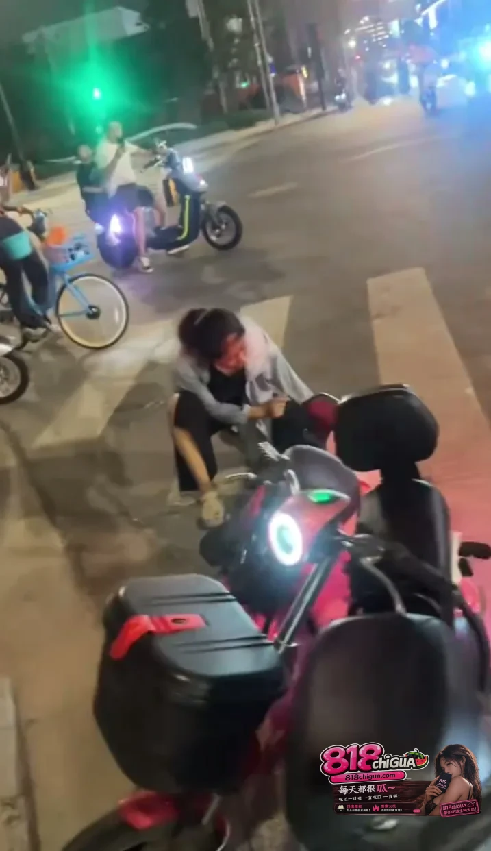 现场曝光!原配街头揪发手撕第三者,别再用“底层互害”的撕扯给渣男买单!