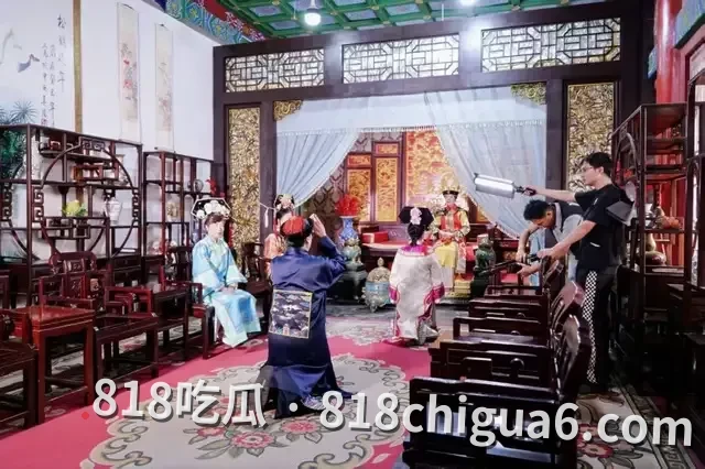 横店“落地签”火了，年轻人演反派，阿姨们演娘娘