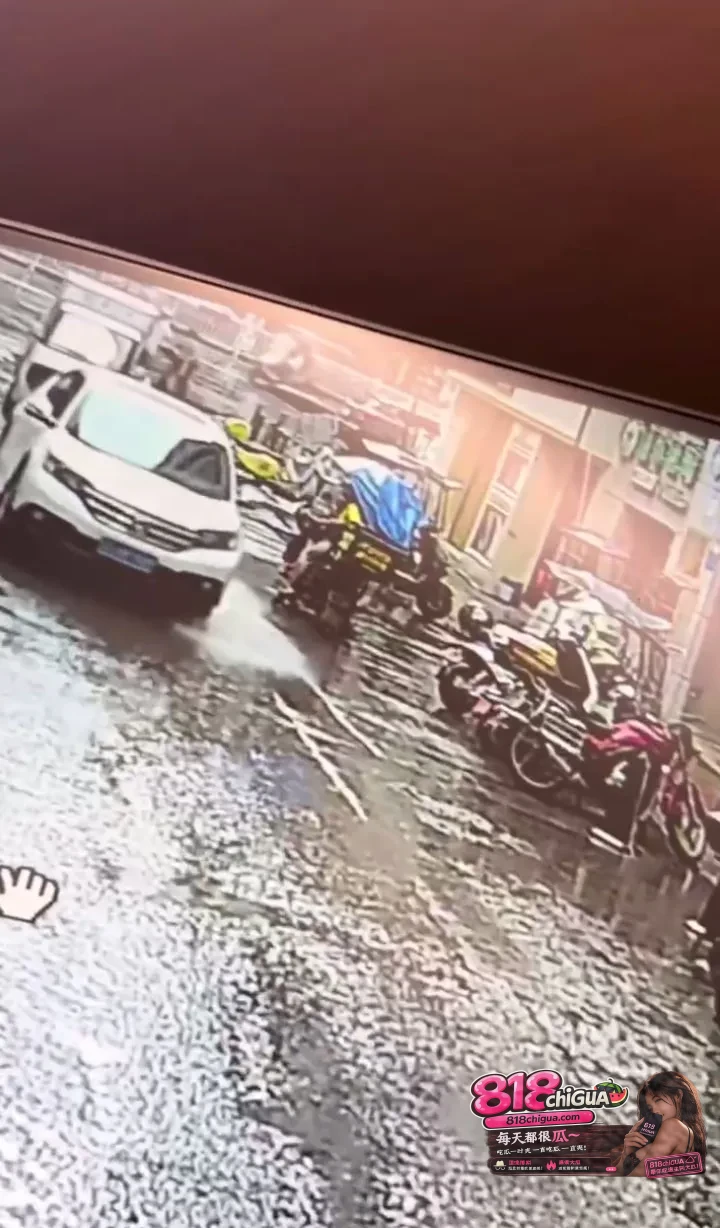 一汪积水引发的血案:开车不减速、挨骂就动手,两名成年人为何在成都街头彻底失控?