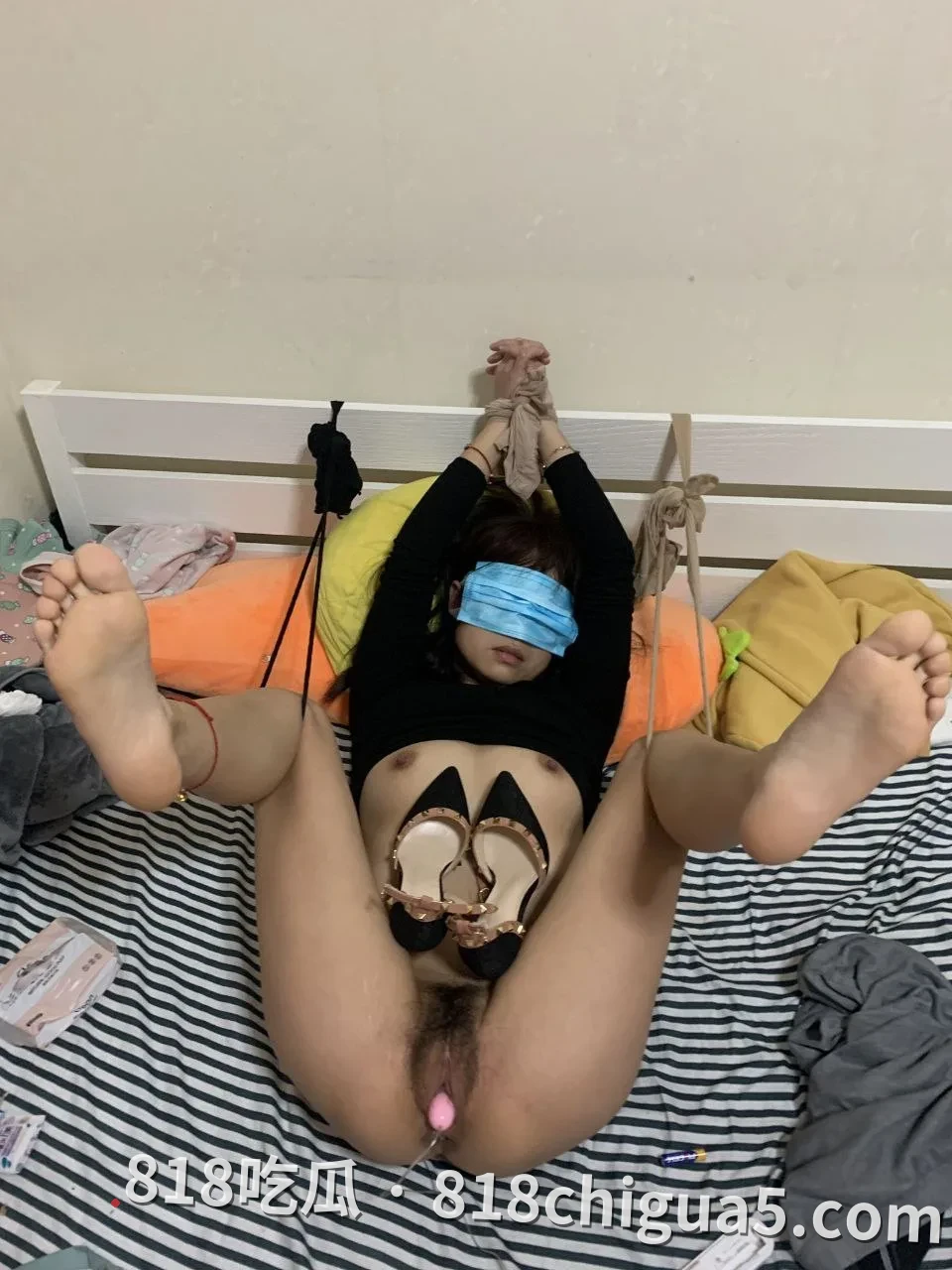 吉林骚逼反差婊吴美玉被炮友酒店调教过程真实。开裆黑丝搭配白袜，双腿大开被鸡巴猛操，白浆潮水喷了一地。