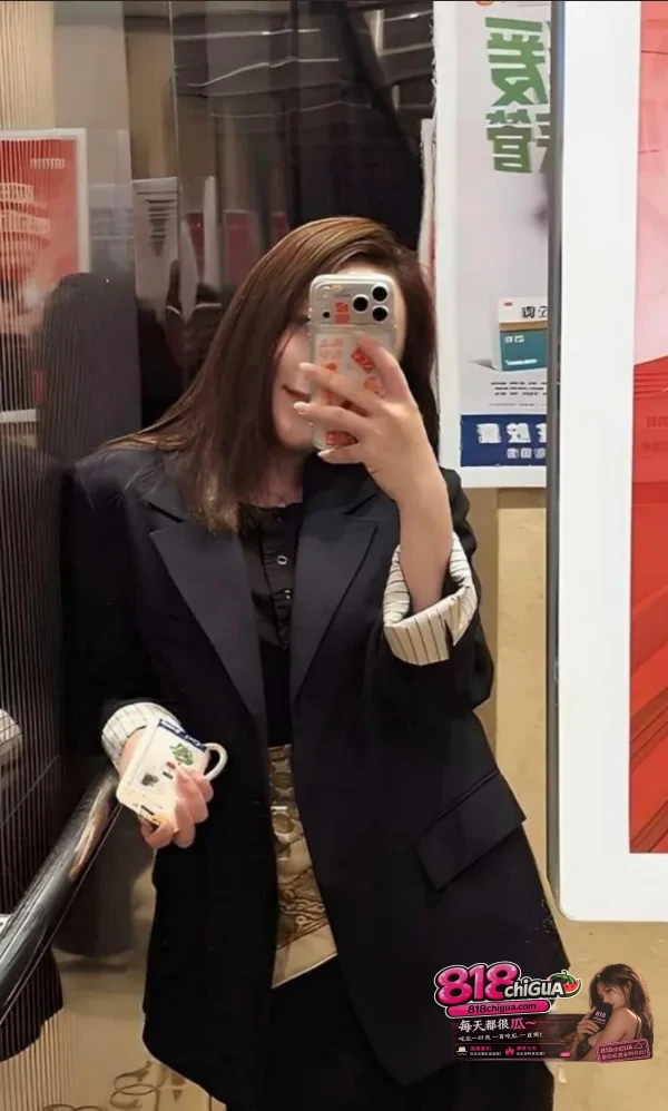 哈尔滨黑长直素颜妹罗雨薇约炮私拍透视黑蕾丝吊带睡裙跪趴酒店大床雪白蜜桃臀被男友强势抓揉拍打红印浮现
