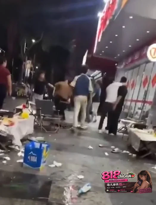现在人戾气真重!夜市烧烤摊突发斗殴,多名男子大打出手,手拿折叠凳互砸头部,场面一片混乱!