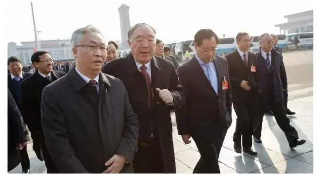 “政坛不倒翁”黄奇帆落马，港媒早有异常信号