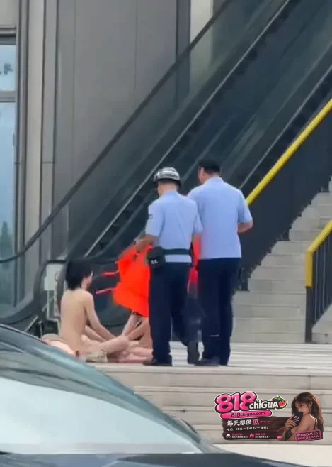 小说照进现实?浙江宁波一对情侣闹市街头赤裸相对而坐,双手掌心相对,姿势颇为特殊!网友热评,这是在修炼玉女心经吗?