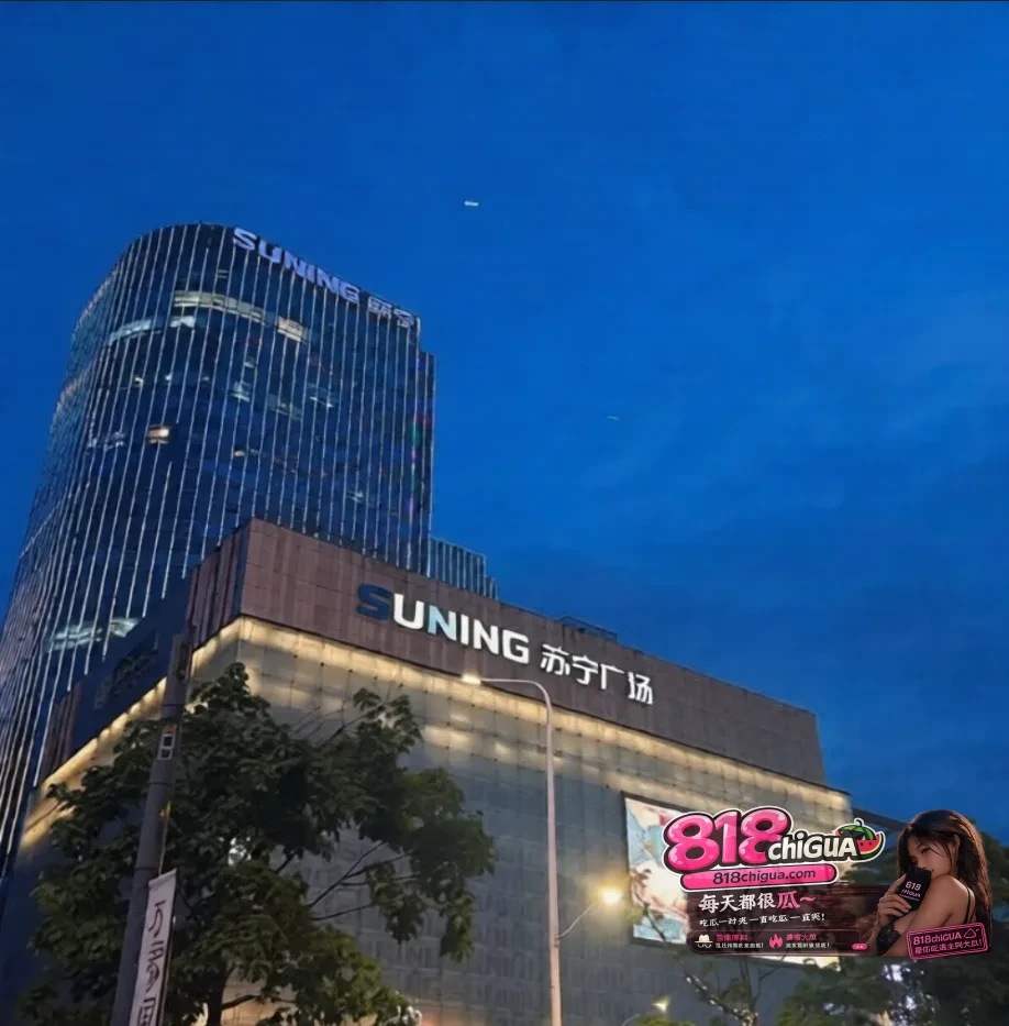 广东汕头苏宁广场发生一起女子跳楼事件 躺在地上一抽一抽的 满地的血