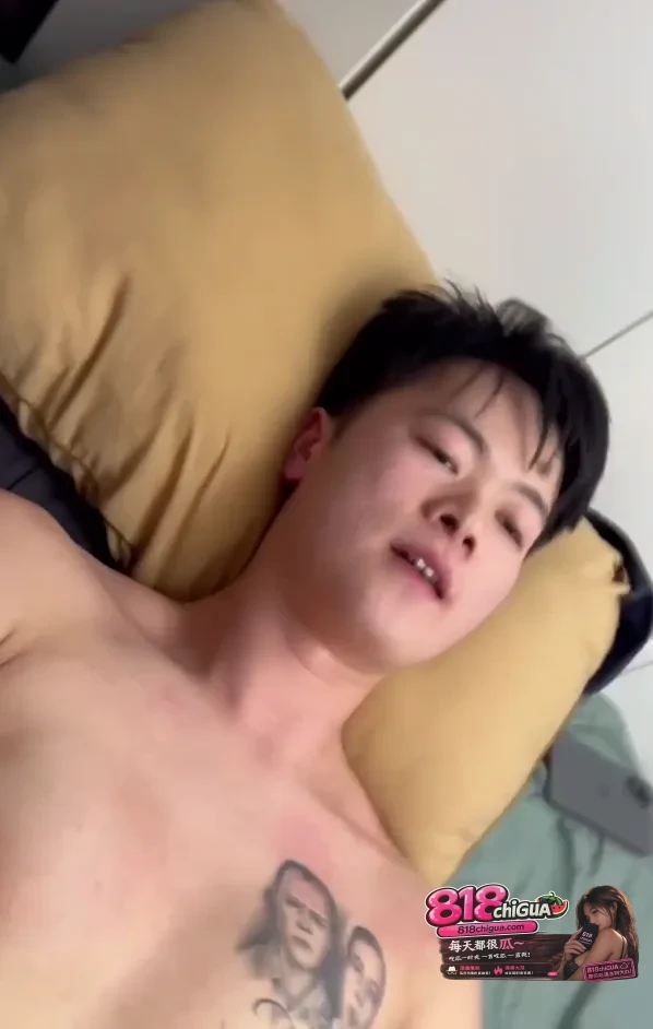 凤凰古城酒店实拍极品反差婊前女友邓妤茜黑蕾丝眼罩白绑带上衣躺床浪叫男友手指深喉猛干红内裤特写
