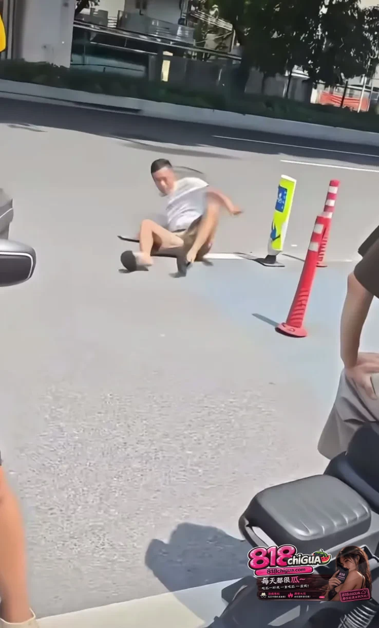 路怒症大爆发!狂飙粗口、当街吐口水还搞偷袭,这回必须让他拘留!