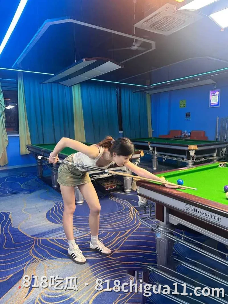 上海知名台球会所性感美女教练被包养,酒店房间内温柔调教口技教学,只因想尽快还清助学贷款。