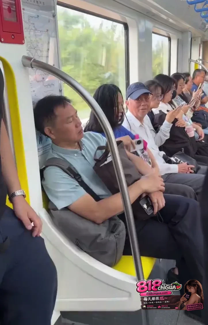 在拥挤的天津地铁车厢里,一场猝不及防的“津味互骂”再次将公共出行推上舆论风口。
