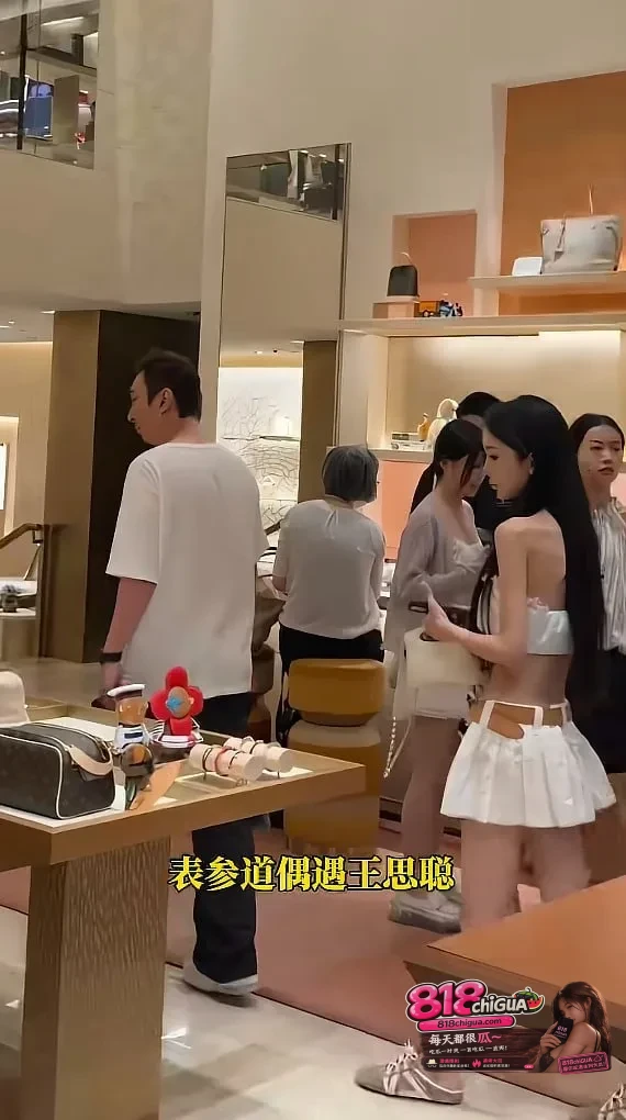 防火防盗防闺蜜!王思聪巴黎卢浮宫与懒懒闺蜜钟惠玲亲密同行,顶级绿茶操作曝光两人私密视频,引爆全网!