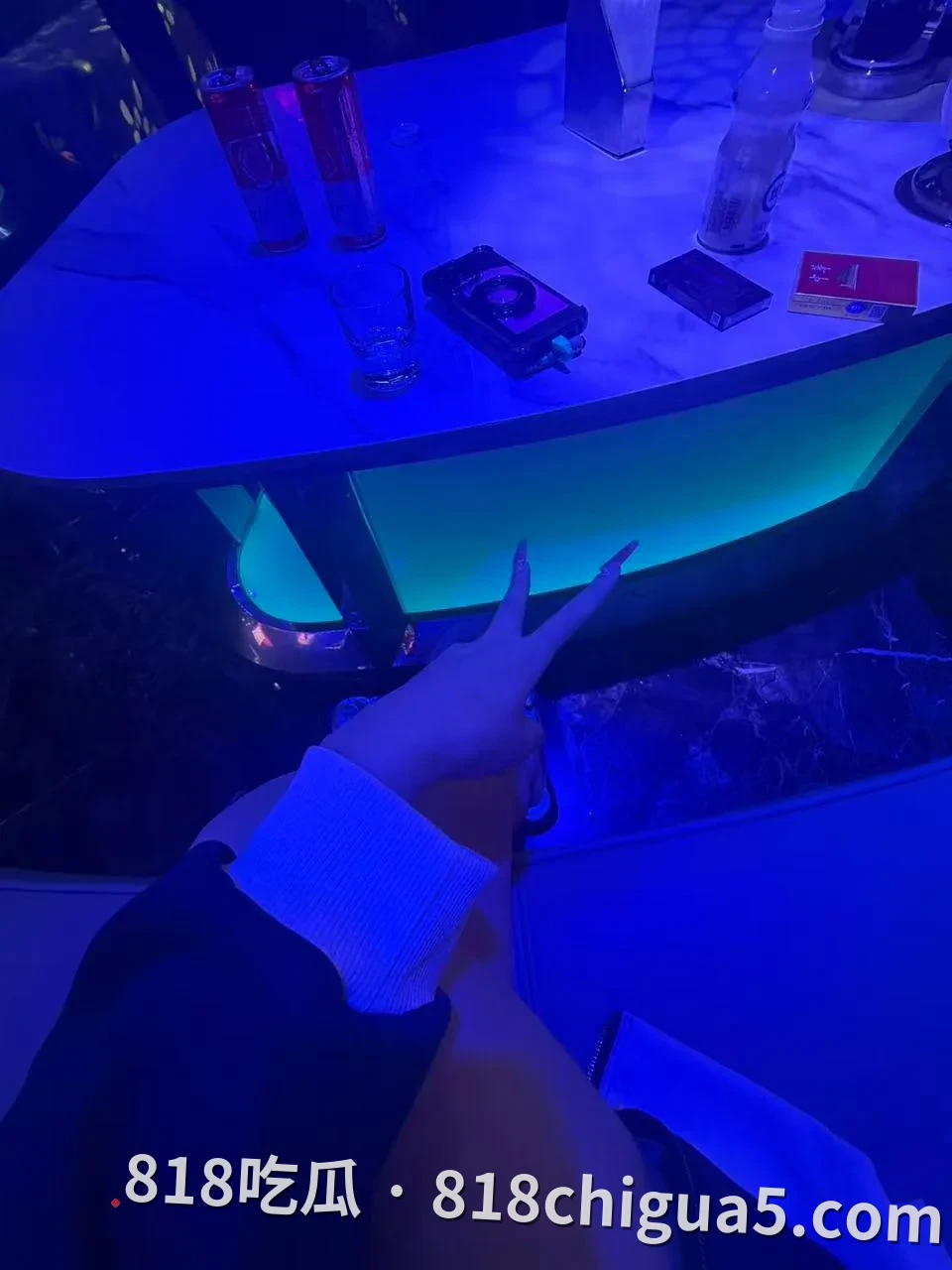 广西表妹白玥拿起手机边被操边自拍录制视频!主动女上位骑乘摇晃榨精 ,眼睛特别好看逼毛浓密大屌一插就出水。