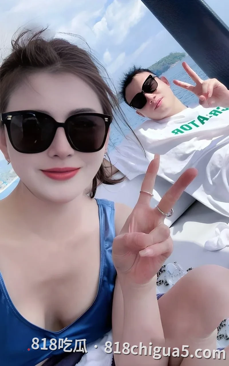抖音网红英子直播怒撕前男友温枪枪 拿着原配的钱与女粉丝酒店打炮 母狗在床上吃鸡吧视惨遭曝光