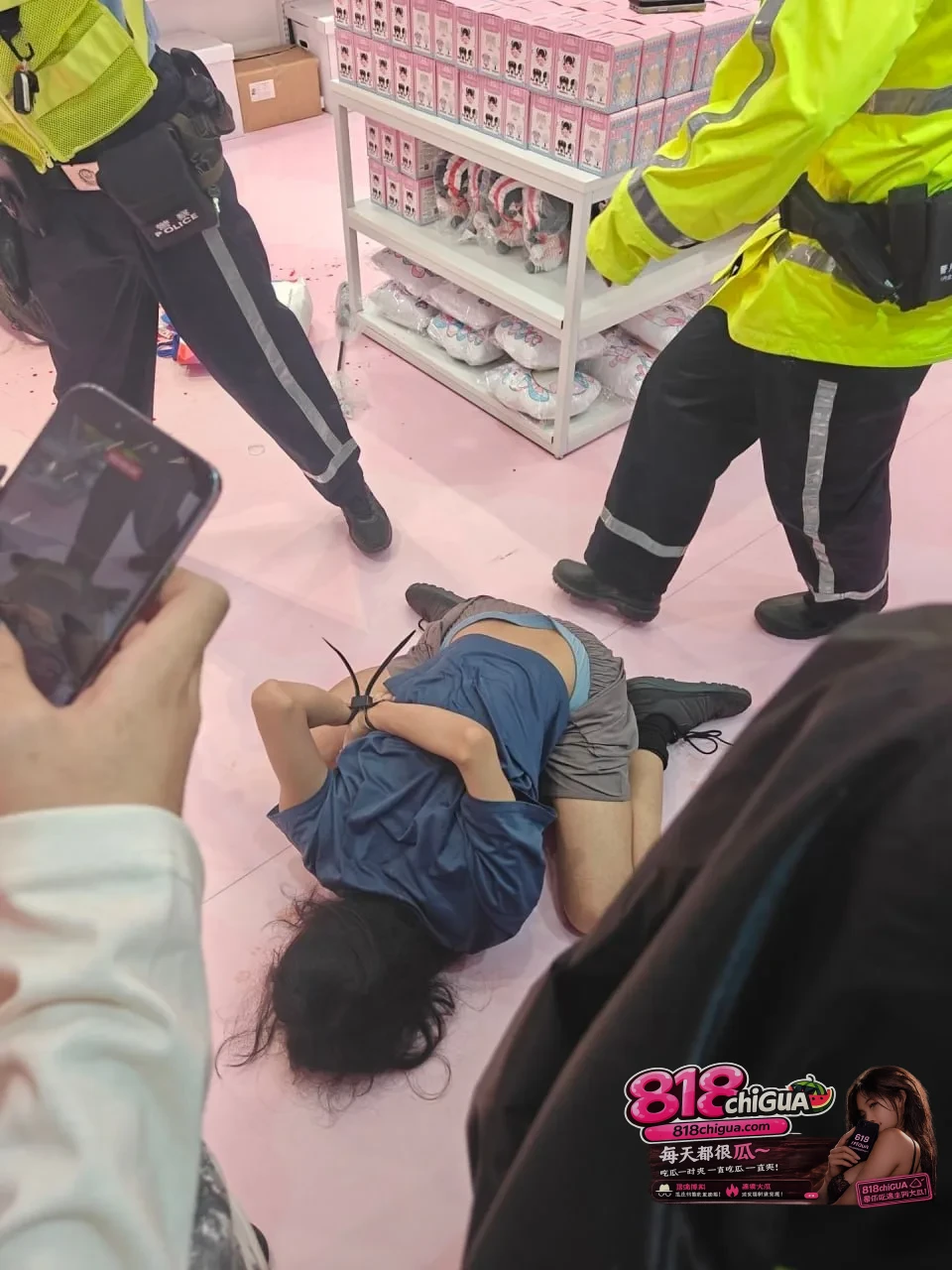 上海快闪店突发冲突!!网红博主《主播女孩重度依赖》因怀疑遭到偷拍争执升级持刀伤人,现场画面曝光。