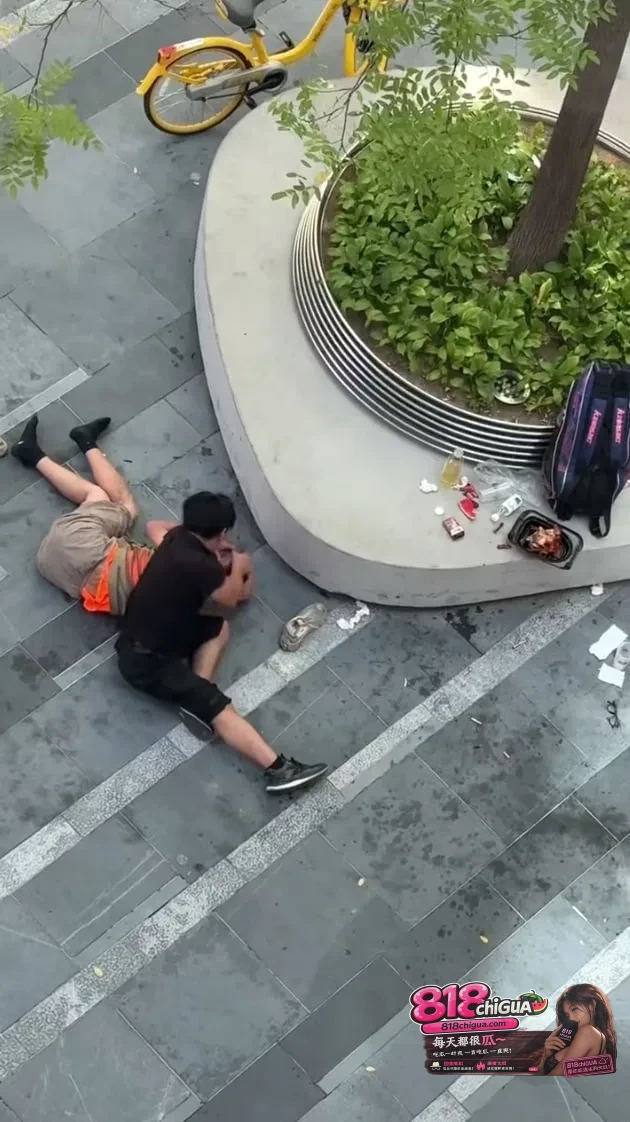 UFC赛场外的荒唐“拳赛”：男子乱扔垃圾还殴打环卫工，谁给你的嚣张底气？