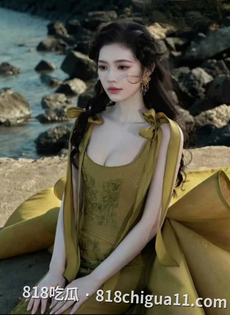 知名喜剧演员沈腾疑似与年轻女演员林允维持秘密恋情长达三年,在海外诞下一子获得正牌妻子默许,同时网络上也开始流传两人在国外度假时的性爱视频。
