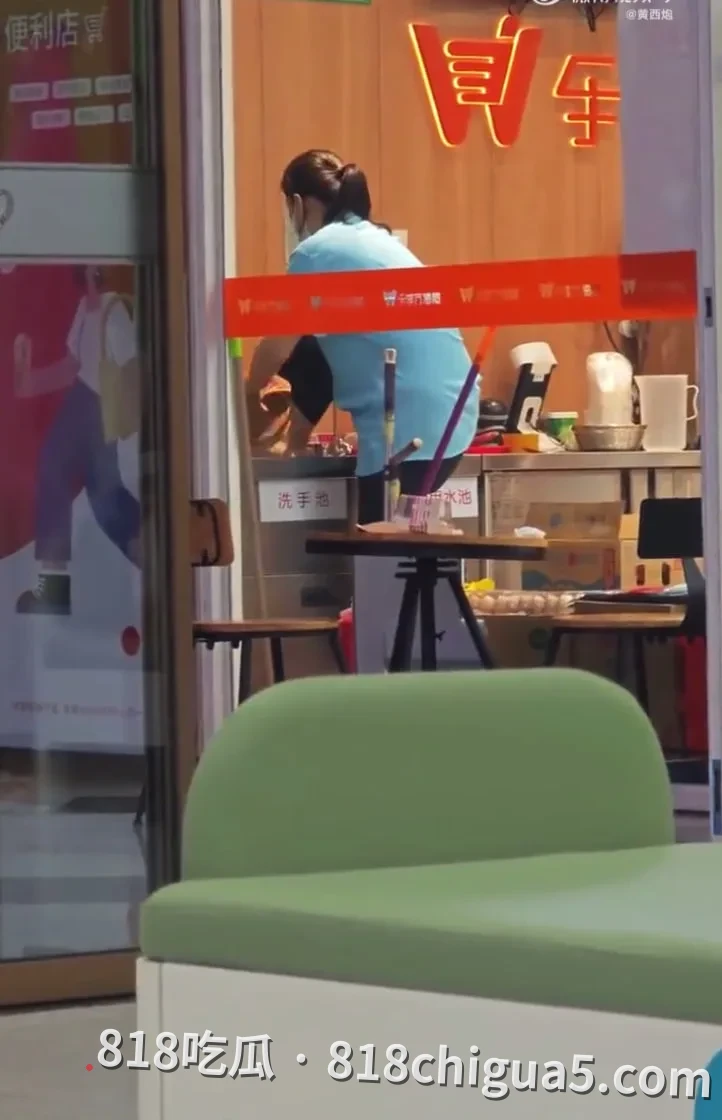 便利店女店员脚伸洗手池洗脚？踩操作台用抹布擦拭后直接擦脚，这种“卫生”操作太离谱了！