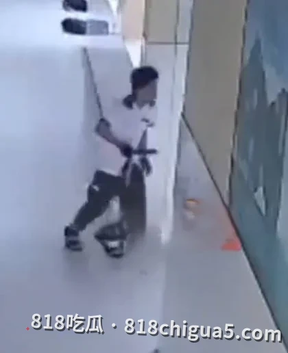 越南胡志明市ThạnhAn乡一所中学突发持刀伤人事件!15岁男孩校园袭击大开杀戒,导致多名同学重伤!网传为完成“系统任务”引发关注!