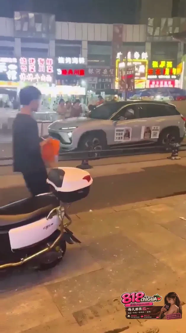 街头惊现“渣男游街车”!女子被骗财骗色痛下狠手,疯狂维权的背后是解气还是违法?