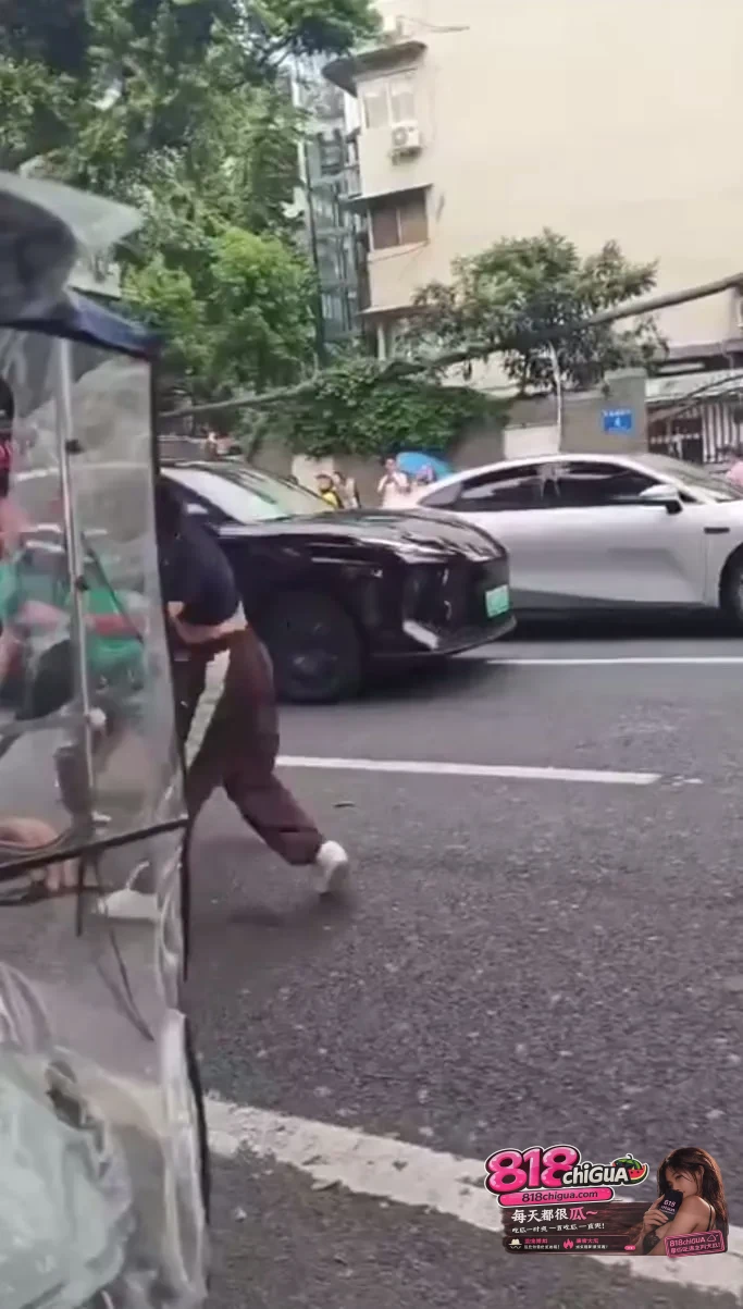 男女街头混战乱作一团：情绪失控的激情互殴，撕下的是法律与文明的底线