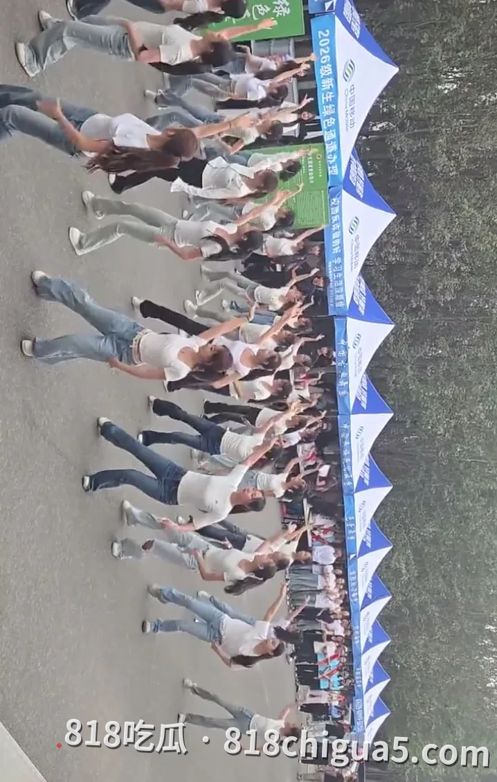 大学生迎新舞蹈C位永远不会让你失望!新生集体出场,舞蹈最燃的永远是“大家都很不错”的一刻