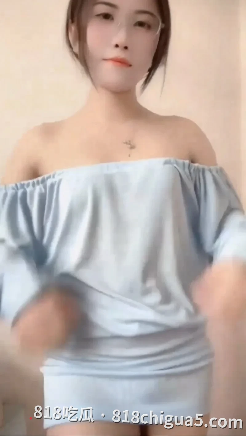快手高颜值网红 渓溪 情趣牛仔裤大秀骚舞诱惑 美穴轮廓若隐若现 再次应征眼镜妹就是骚