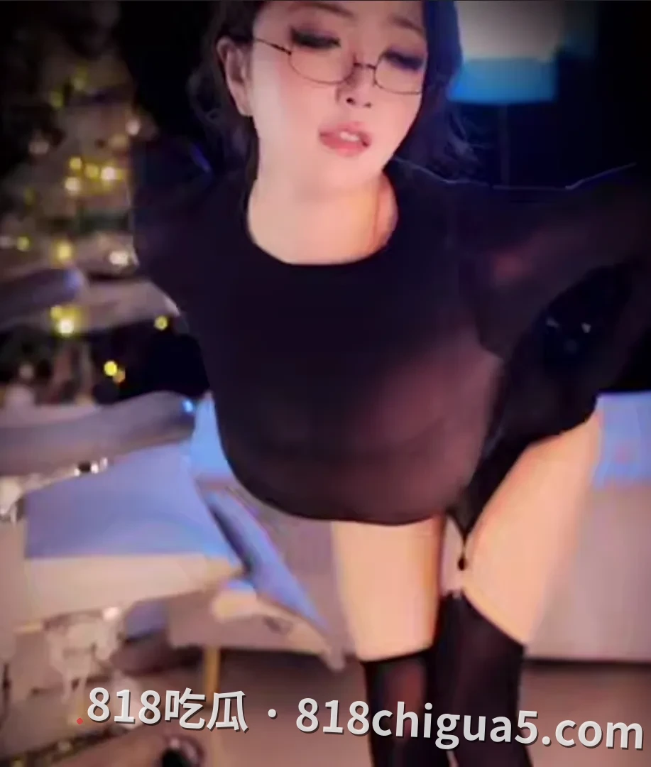 网易CC性感女神 小燃燃 私定福利两部曲艳舞视频流出 情趣黑丝勾勒性感曲线 眼神拉丝氛围感拉满!